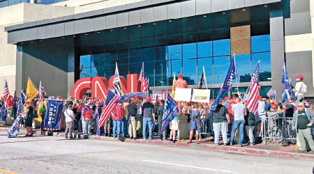 示威者在CNN總部外聚集。