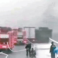 大批消防車到場灌救。