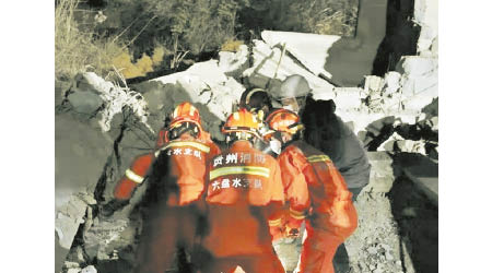 消防員救出被困者。