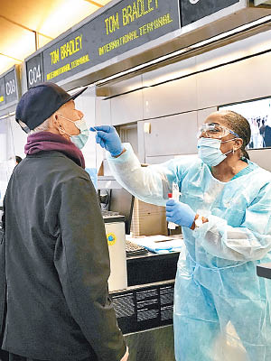 醫護人員在洛杉磯機場替乘客檢測。（美聯社圖片）