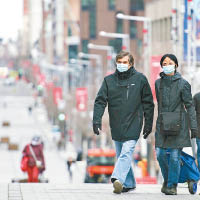 疫情底下，加拿大民眾外出均須戴上口罩。