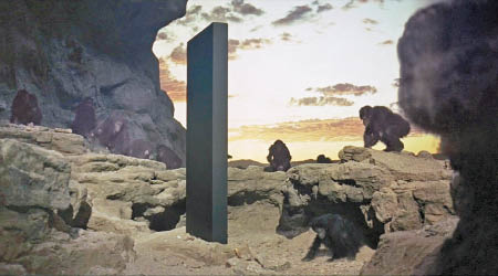 金屬巨柱矗立與《2001太空漫遊》電影場景（圖）相似。