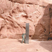 沙漠山坳中驚現金屬巨柱。