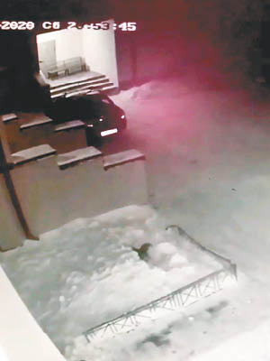 短片所見，女童跌在厚厚積雪中。