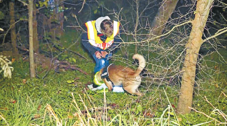 特羅吉施失蹤後，警員帶同搜索犬搜索。（美聯社圖片）