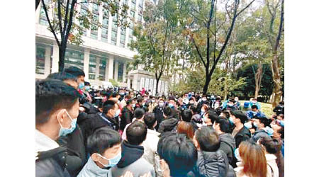受害人到武漢市府示威，要求當局介入。