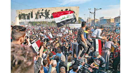薩德爾支持者在巴格達聚集。（美聯社圖片）