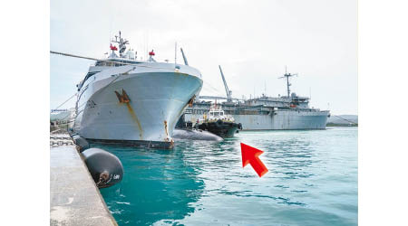 塞納號（左一）與核潛艇翡翠號（箭嘴示）在西太平洋部署。