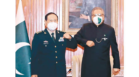 中國國務委員兼國防部長魏鳳和（左）到訪巴基斯坦，會見巴國總統阿爾維。