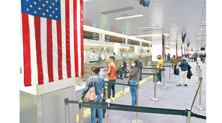 美國國務院日前公布新規定。圖為邁亞密機場入境審查。（美聯社圖片）