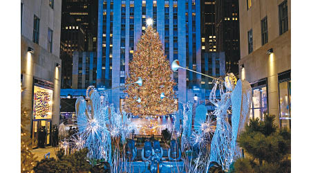洛克菲勒中心大門外的巨型聖誕樹已亮燈。（美聯社圖片）
