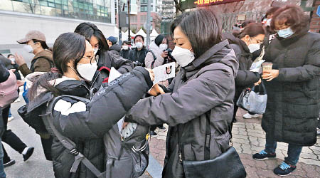 首爾市民外出戴口罩。（美聯社圖片）