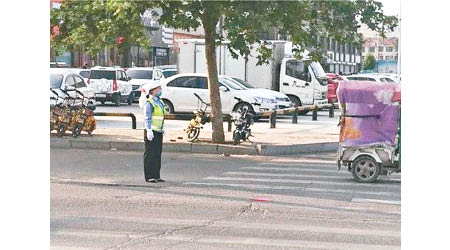 東明縣的文警在馬路站崗。圖非涉事交警。