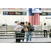 美國早前宣布收緊中共黨員及直系親屬的簽證有效期，圖為邁阿密機場的入境櫃位。