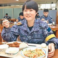 海上自衞隊逢周五會食咖喱。