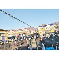 防暴警察早前與村民對峙。