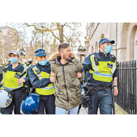 倫敦警方拘捕反封城的示威者。