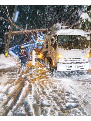 秋田縣湯澤市有電線杆倒塌，影響交通。