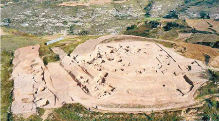 陝西石峁遺址，推測建於公元前2300年。