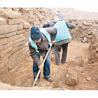 考古學者深入調查石峁遺址。