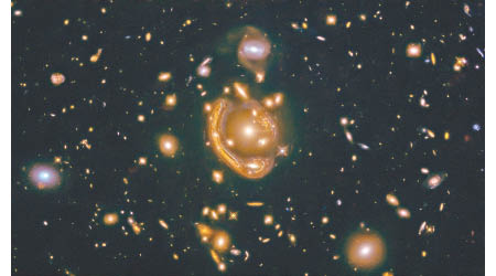 NASA發布照片，環狀星團恍如金戒。