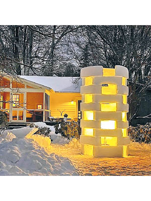 雕塑的昏黃燈光與白雪相輝映。