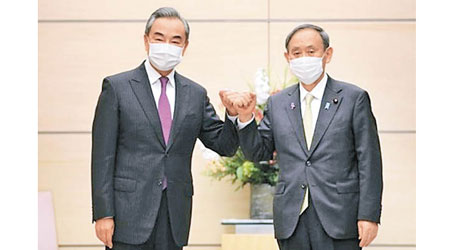 王毅（左）上月訪日本時，曾與菅義偉（右）會面。