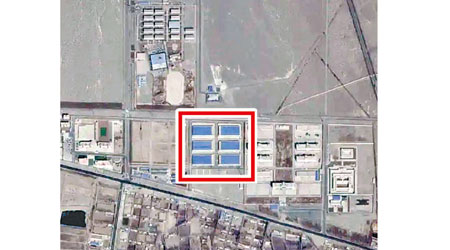 美媒指中國在新疆再教育營旁增建工廠（紅框示）。