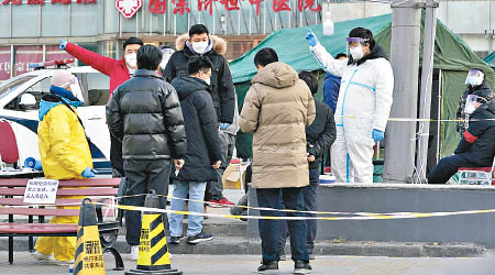 北京民眾排隊接受檢測。（美聯社圖片）