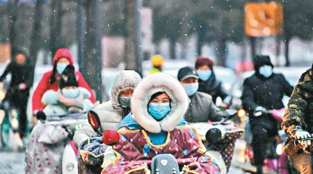 天氣寒冷，四川成都市民紛紛穿上禦寒衣物。