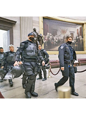 國會警察進入國會清場。（美聯社圖片）