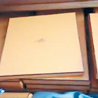 王麗私藏一整櫃的名牌絲巾。