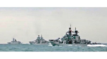 艦隊炫武：多艘解放軍軍艦參與演練。