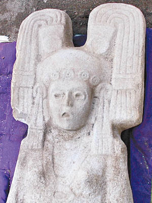 女性雕像的臉容刻出張嘴睜眼的樣子。