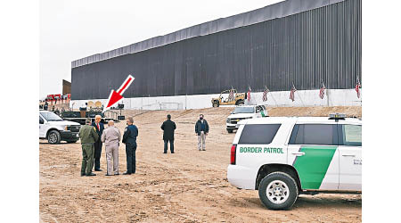特朗普（箭嘴示）視察阿拉莫邊境圍牆，當地保安森嚴。（美聯社圖片）