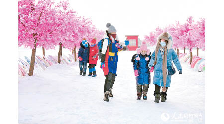 遊客在景區賞雪。