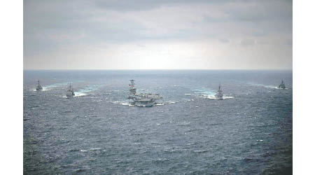 芬恩號（左起）、邦克山號、羅斯福號、金剛號、朝日號組成編隊航行。