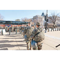 國民警衞軍士兵在華盛頓街頭巡邏。