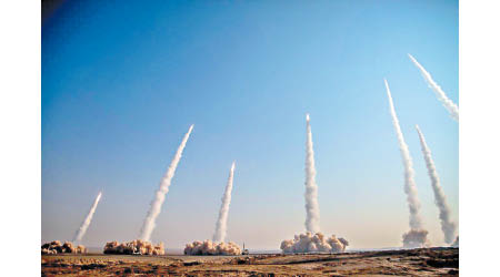伊朗革命衞隊發射多枚地對地彈道導彈。（美聯社圖片）