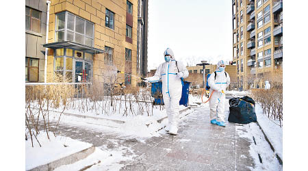 吉林省長春市的防疫人員在屋苑內消毒。（中新社圖片）