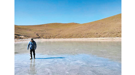 登山客可站在結冰的湖面上。