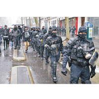巴黎防暴警員沿途戒備。（美聯社圖片）