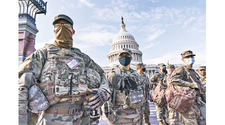 大批國民警衞軍士兵，駐守在華盛頓國會外圍。（美聯社圖片）