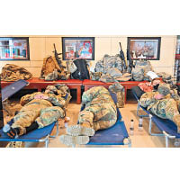 國民警衞軍士兵在國會山莊訪客中心休息。（中新社圖片）