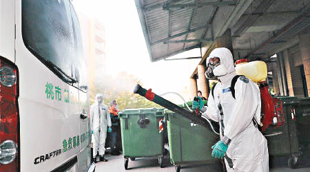 化學兵穿着防護服進駐醫院消毒。