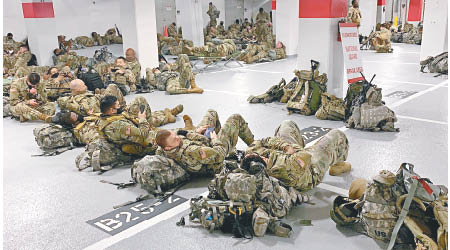 國民警衞軍士兵在停車場席地而睡。
