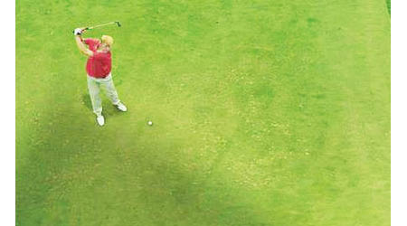 哈梅內伊發布的相片中，一名疑似特朗普的男子在打高爾夫球。