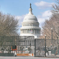 國會外仍圍起鐵欄。（美聯社圖片）