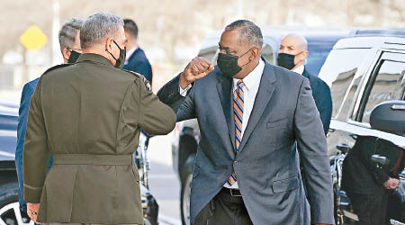 奧斯汀（右）是美國首名非裔國防部長。（美聯社圖片）