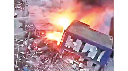大連金州區巨爆現場房屋倒塌，火光熊熊。